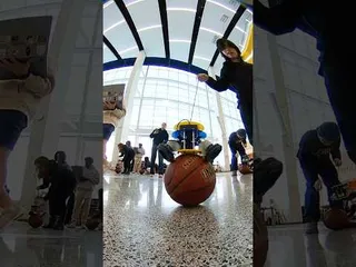 How these basketball robots compete without dribbling once