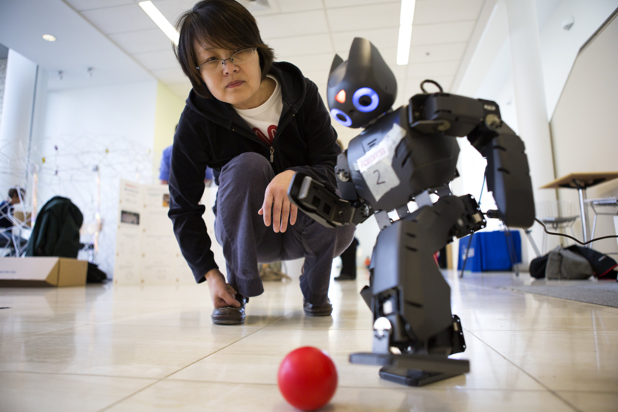 Папа играет робот. Современные роботы. Разработка роботов. Биотехнические роботы. Современные антропоморфные роботы.